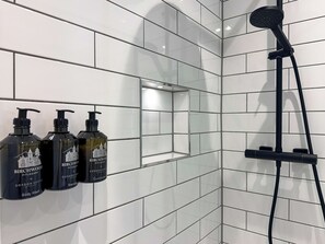 Superior tweepersoonskamer, 1 tweepersoonsbed | Badkamer |  milieuvriendelijk toiletgerief, een haardroger, handdoeken, zeep