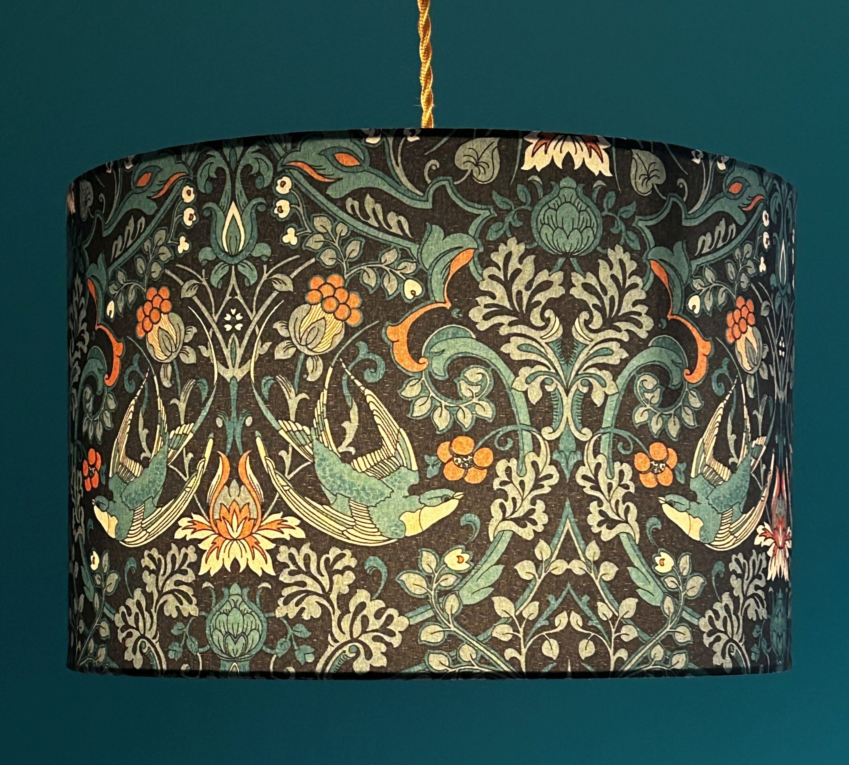 Une lampe décorative ornée de motifs.