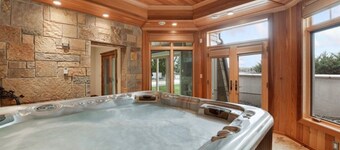 Lake Minnetonka, Maple Ridge Manor-Sleeps 18, Lake, Dock & Private Pool & spa