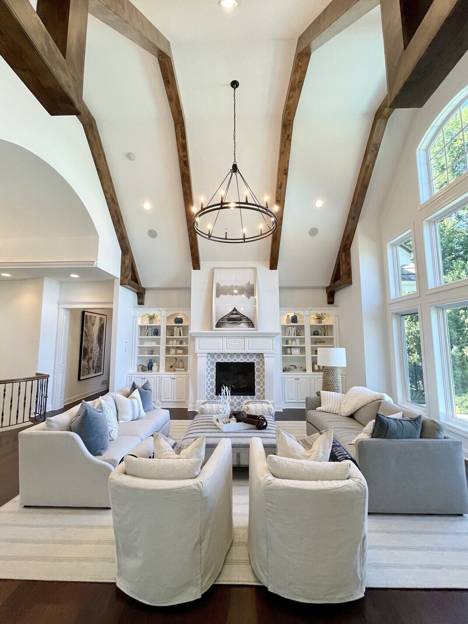 TV connectée, cheminée, jeux vidéo, lecteur de DVD