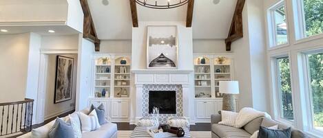 TV connectée, cheminée, jeux vidéo, lecteur de DVD