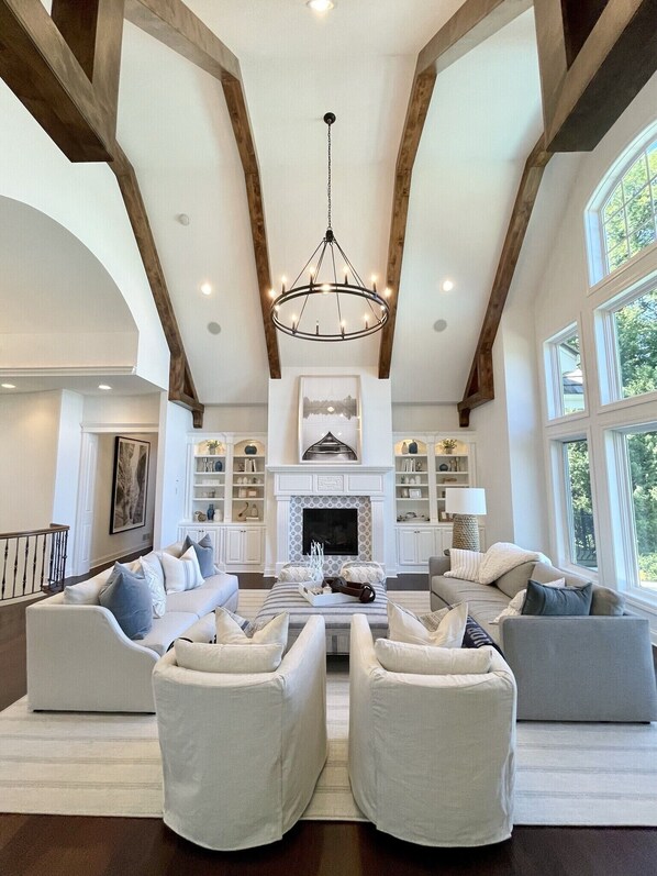 Smart TV, chimenea, videojuegos y reproductor de DVD