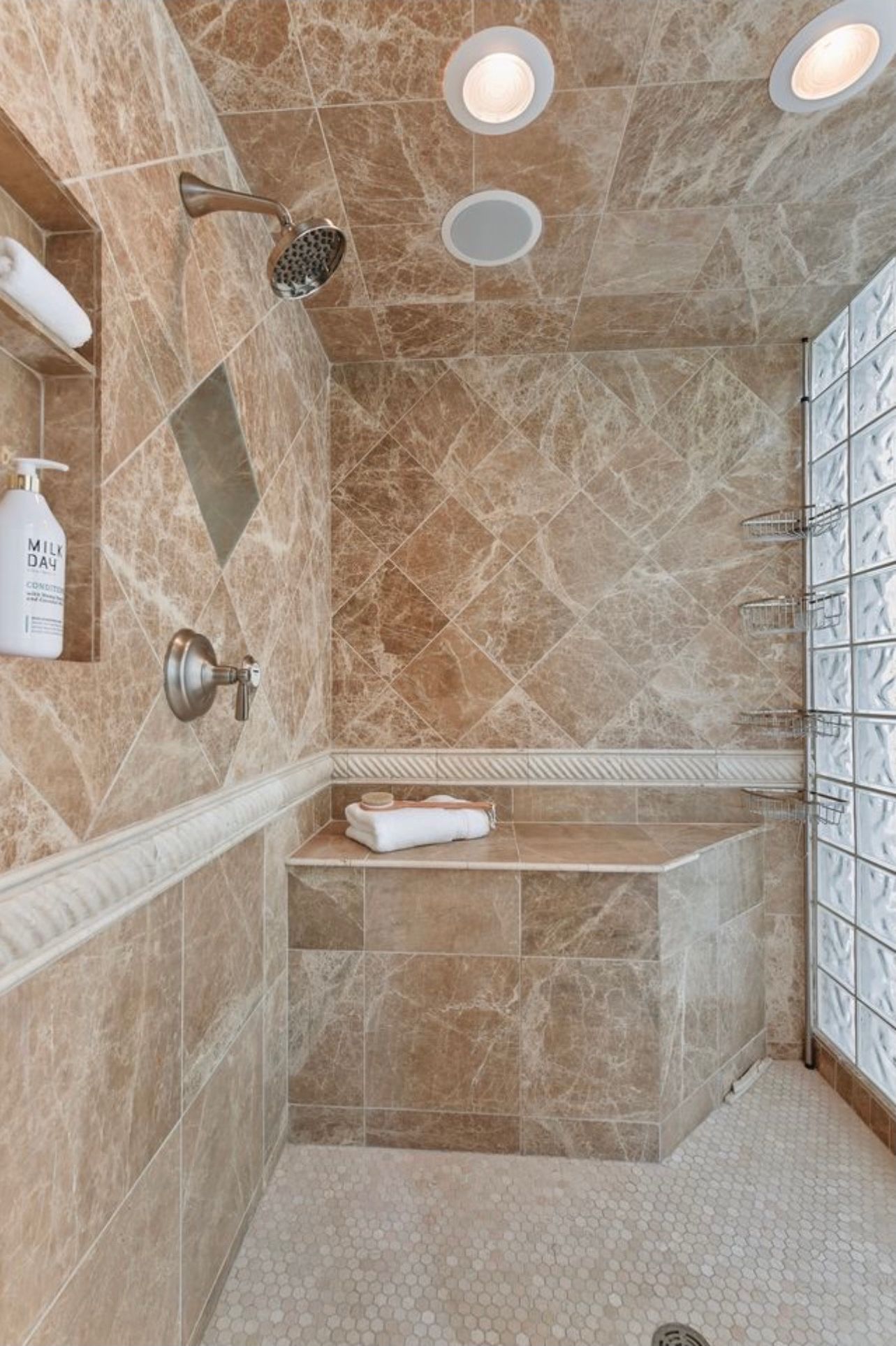 Une salle de bain moderne équipée d’une douche, d’une baignoire et de toilettes.