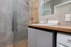 Dusche, Haartrockner, Handtücher, Shampoo