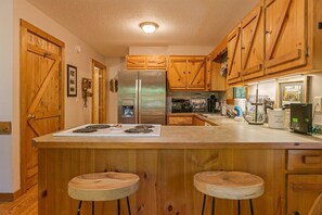 Fridge, microwave, oven, stovetop - Hester`s Hideaway - Cozy, Rustic Mountain Cabin (Cleveland)