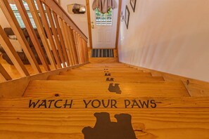 Interior - Hester`s Hideaway - Cozy, Rustic Mountain Cabin (Cleveland)