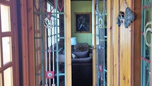 Un intérieur en bois avec une porte coulissante donnant sur un espace de vie.