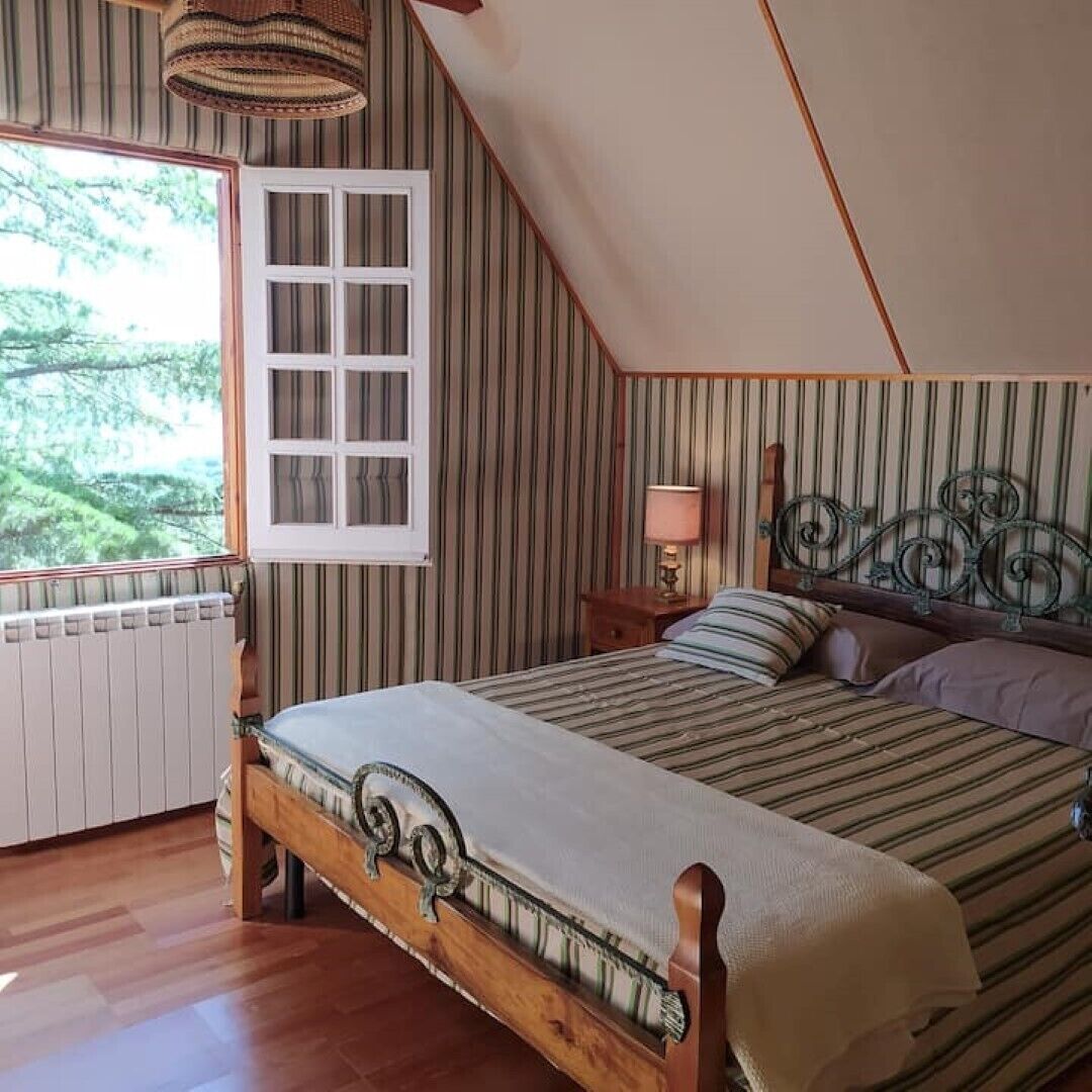 5 slaapkamers, een bureau, beddengoed