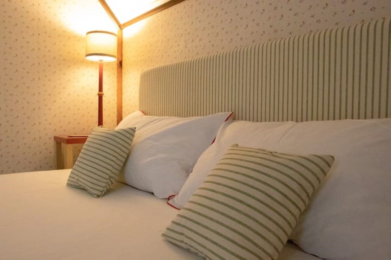 5 間  睡房、書桌、床單