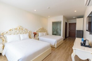 Kamar Quadruple Superior, Bebas Asap Rokok, pemandangan kota | Selimut bulu angsa, tempat tidur Select Comfort, brankas, dan meja kerja