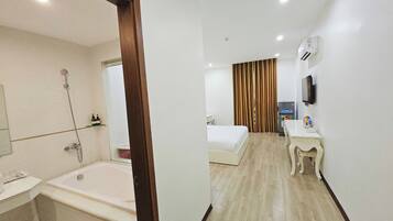 高級客房, 1 張特大雙人床, 城市景觀, 高層 | 羽絨被、Select Comfort 床墊、客房內保險箱、書桌