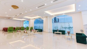 A spacious lobby with a high ceiling, large windows, and modern furniture. - Grand Hill Apartment & Hotel (Hai Phong)