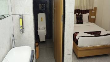 Standard Room | Bathroom | Free toiletries, towels