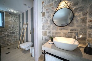 Combined shower/tub, hair dryer, towels
