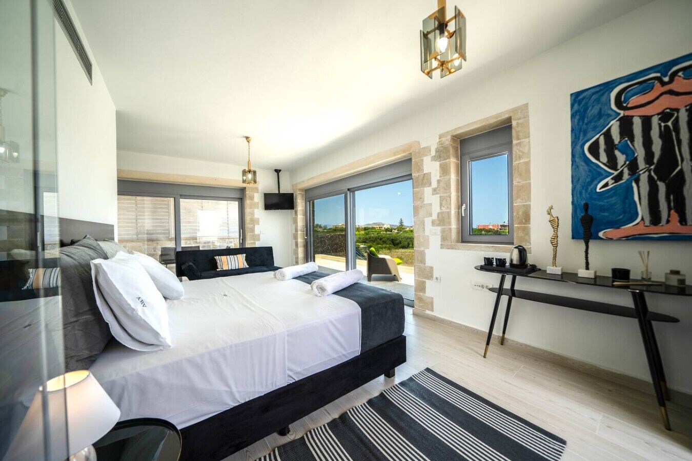 5 habitaciones, escritorio, tabla de planchar con plancha y wifi 