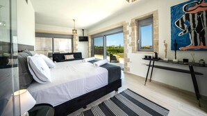 Ein modernes Schlafzimmer mit einem großen Bett, einem Schreibtisch und einem Gemälde.