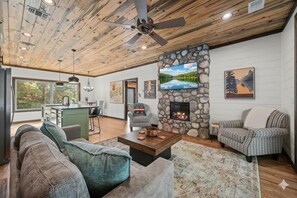 Flat-screen TV, fireplace, printers - Camp Canoe|Breathtaking Views|Sleeps 9 (Broken Bow)