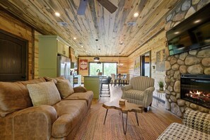 Télévision à écran plat, cheminée, imprimantes