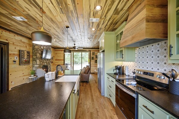 Fridge, microwave, oven, stovetop - NEW - Camp Canoe|Breathtaking Views|Sleeps 9|Murphy Beds|foosball (Broken Bow)