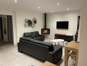 TV connectée, cheminée, lecteur de DVD, table de tennis de table