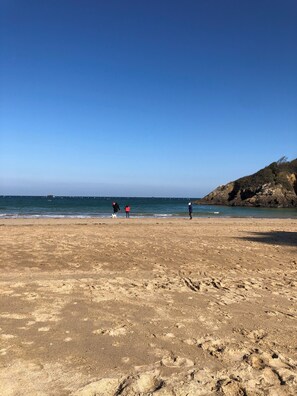 Plage à proximité, chaises longues