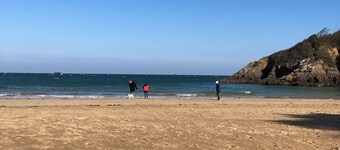 Two minutes from Dinard, beautiful seaside villa with heated pool.