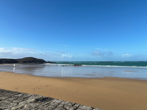 Two minutes from Dinard, beautiful seaside villa with heated pool. 