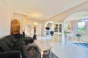 Family Villa, Multiple Bedrooms, 2 Bathrooms (Villa Alice) | Ruang tamu | TV skrin rata, pendiangan, stereo 