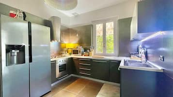 Biệt thự dành cho gia đình, 3 phòng ngủ, 2 phòng tắm (Villa Alice) | Bếp riêng | Tủ lạnh, lò vi sóng, lò nướng, bếp nấu
