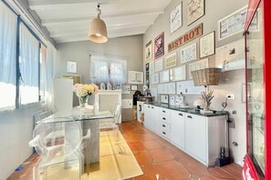 Family Villa, Multiple Bedrooms, 2 Bathrooms (Villa Alice) | Tempat makan