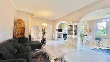 Flat-screen TV, fireplace, stereo