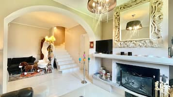 Vila família, 3 quartos, 2 banheiros (Villa Alice) | Área de estar | TV, aparelho de som