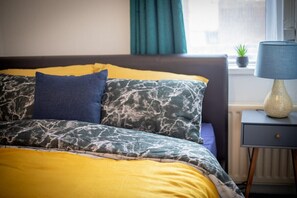 2 habitaciones, escritorio, tabla de planchar con plancha y wifi gratis 