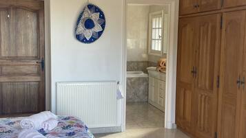 5 bedrooms, desk, iron/ironing board, travel crib