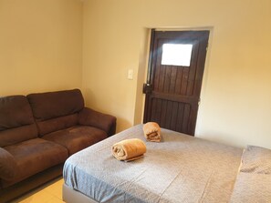 5 slaapkamers, een bureau, een strijkplank/strijkijzer, reisbedje