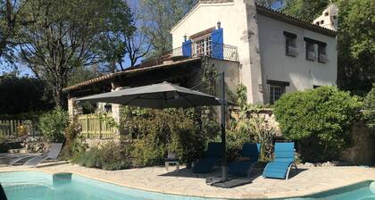 Spacieuse villa provençale au calme absolu.