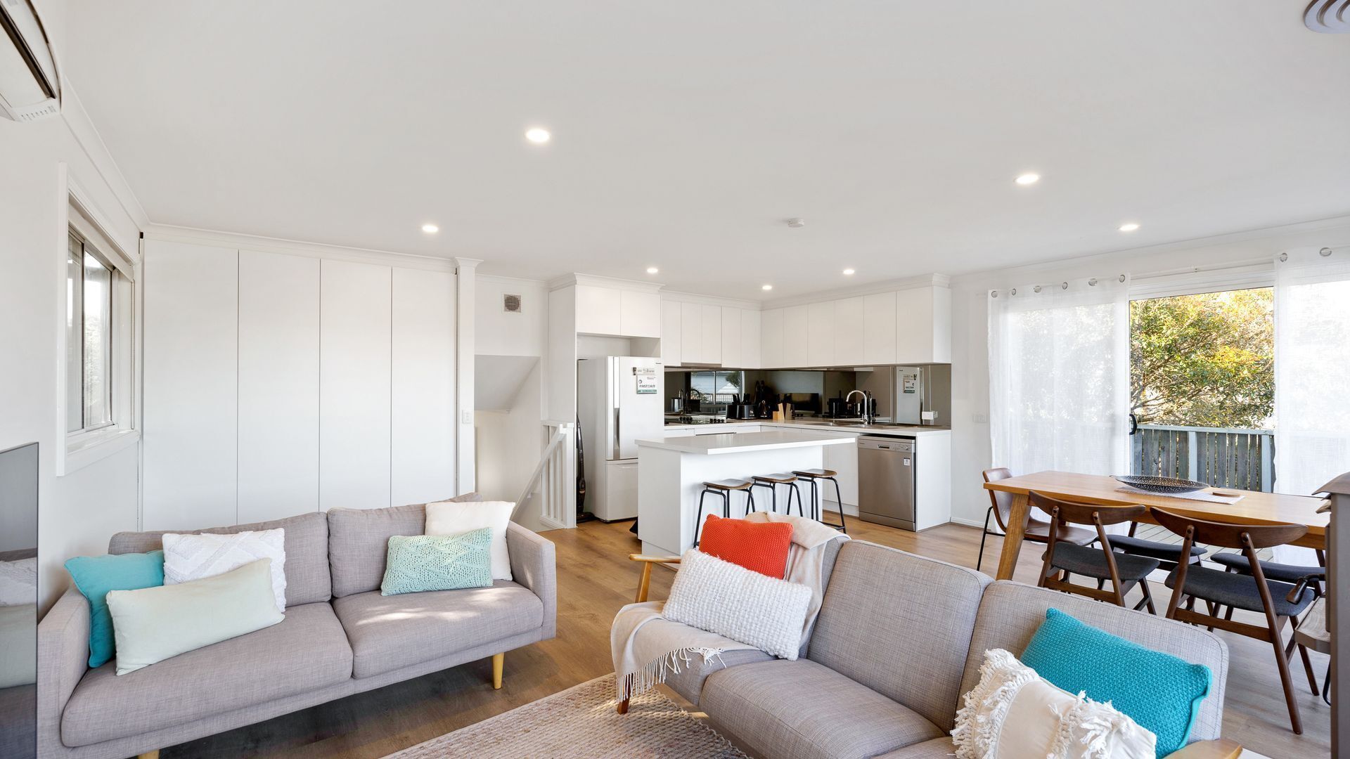 Televisión, chimenea, reproductor de DVD y libros 