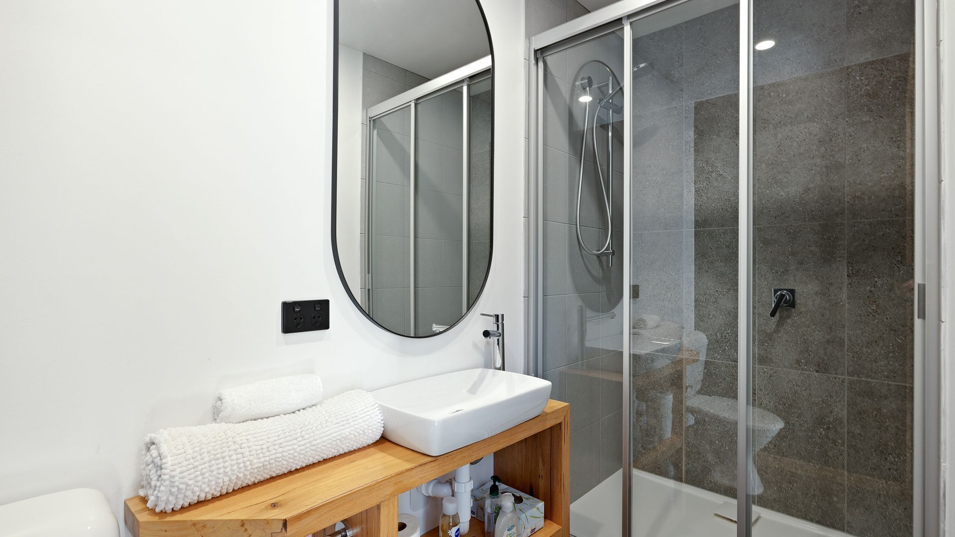Combined shower/tub