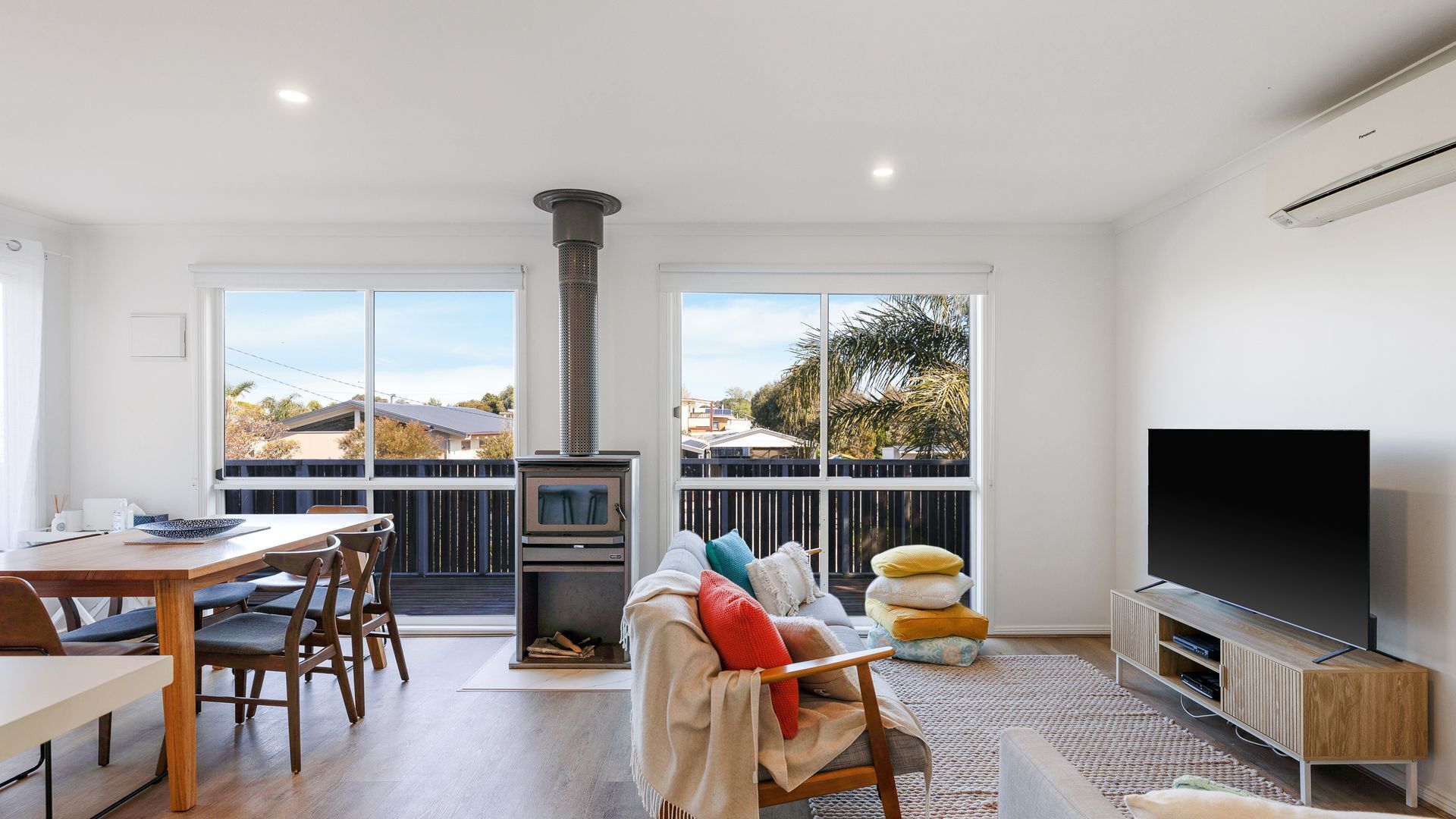 Televisión, chimenea, reproductor de DVD y libros 