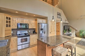 Réfrigérateur, four à micro-ondes, surface de cuisson, lave-vaisselle