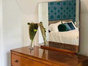 3 bedrooms, iron/ironing board, WiFi, bed sheets - Cozy and Charming Cottage in Kerhonkson (Kerhonkson)