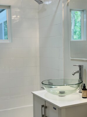 Dusche, Haartrockner, Handtücher, Toilettenpapier