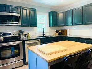 Fridge, microwave, stovetop, coffee/tea maker - Cozy and Charming Cottage in Kerhonkson (Kerhonkson)