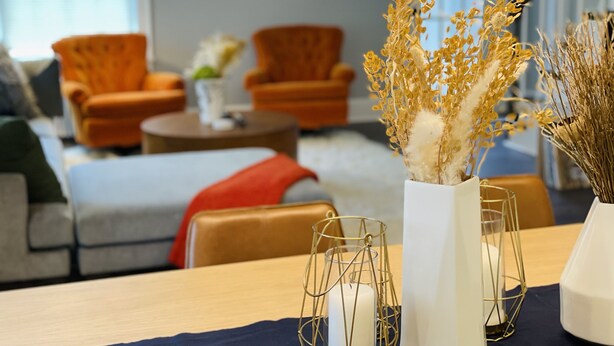 A modern living room with a sofa, two armchairs, a coffee table, and decorative vases with dried plants. - Cozy and Charming Cottage in Kerhonkson (Kerhonkson)