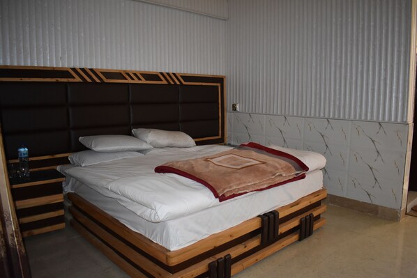 Double Room | Free WiFi - Clifton Hotel (Balakot)