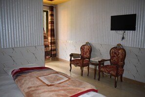 Triple Room | Living area - Clifton Hotel (Balakot)