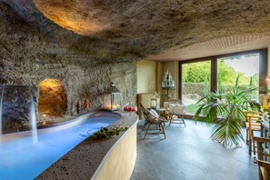 A spa area with a hot tub, seating, and a view of greenery. - Il Conte Farmhouse Retreat (Castelfranco di Sotto)