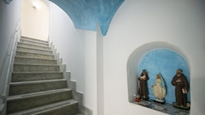 A staircase with marble steps leading to a landing. - Amore Rentals - Casa Barbera A (Positano)