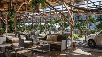 8 habitaciones y wifi