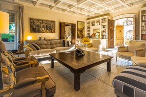 Villa, Smoking